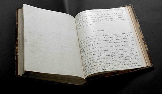 手稿上有很多排字工人沾了油墨的指印，还有几位工人的铅笔签名。《简·爱》创作手稿誊写本，第三册，夏洛蒂·勃朗特作，1847年。大英图书馆藏：Add MS 43476， f 259r 图来片源：&copy; British Library Board