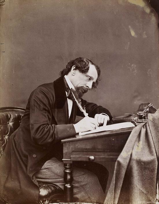 查尔斯·狄更斯在书桌前，图片选自《查尔斯 狄更斯的一生》，约翰•福斯特著，（伦敦：查普曼与霍尔出版公司，1872-74年）。大英图书馆藏：Dex.316。， f 129 图片来源：&copy; British Library Board