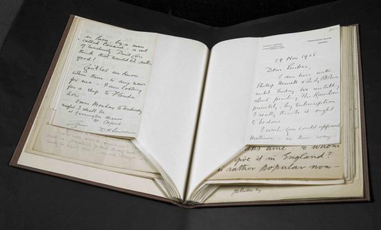 D.H。劳伦斯写给他在伦敦的出版代理詹姆斯·布兰德·平克的亲笔信，信的日期为1915年11月29日，收录在一册劳伦斯写给平克的信件集中。大英图书馆藏：Add MS 74258， f 27r&nbsp;图来片源：&copy; The Estate of Frieda Lawrence Ravagli