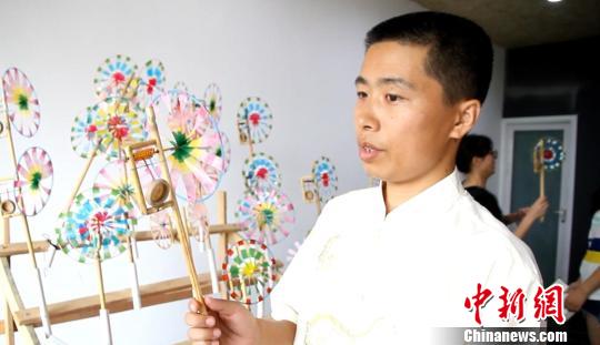 内画非遗传人李国锋与设计公司合作创新产品形式。 张俊 摄 内画非遗传人李国锋与设计公司合作创新产品形式。 张俊 摄
