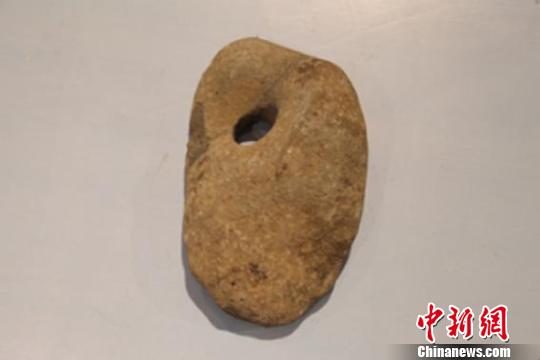 长白山地表浮现神秘穿孔石器专家认定系早期人类乐器