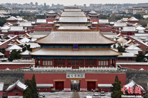 资料图:雪后的紫禁城一片银装素裹。<a target= 点击进入下一页