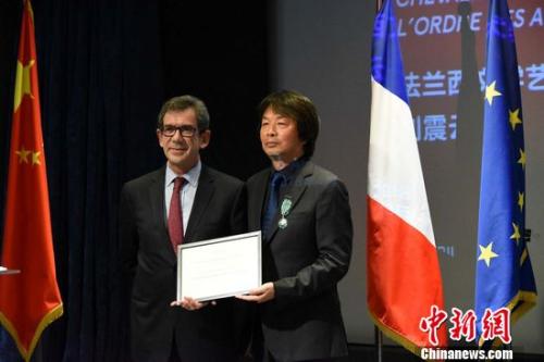 法国大使黎想与刘震云。寄于文 摄 法国大使黎想与刘震云。寄于文 摄