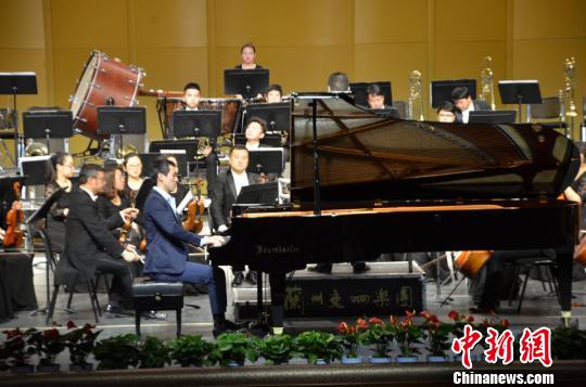 图为赵阳明天在兰州进行钢琴演出。 崔琳 摄 图为赵阳明天在兰州进行钢琴演出。 崔琳 摄