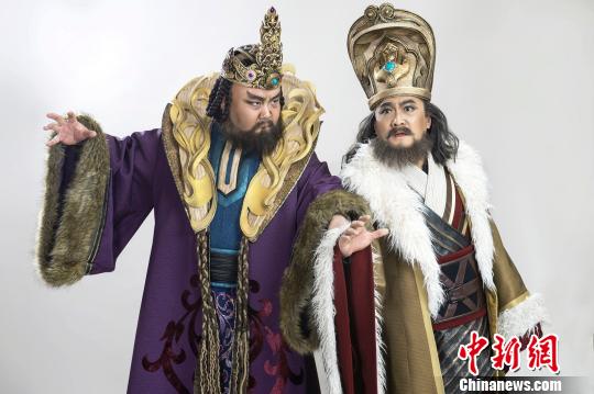 《莫高窟》中翟豪和王爷的定妆照 钟欣 摄 《莫高窟》中翟豪和王爷的定妆照 钟欣 摄