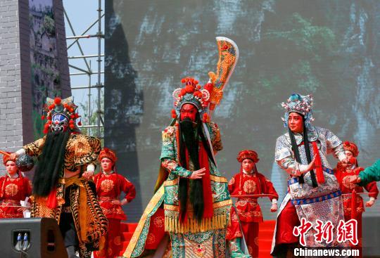 “中国活关公”武凌云(中) 刘伟 摄 “中国活关公”武凌云(中) 刘伟 摄