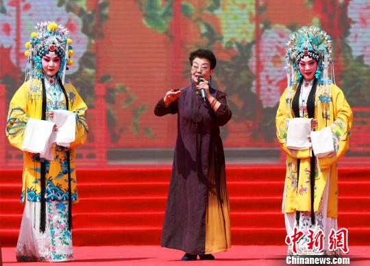 “晋剧皇后”王爱爱(中) 张泽鑫 摄 “晋剧皇后”王爱爱(中) 张泽鑫 摄