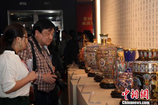 张同禄从艺60年来的90余件代表性景泰蓝珍品亮相展览现场。 杨清伟 摄 张同禄从艺60年来的90余件代表性景泰蓝珍品亮相展览现场。 杨清伟 摄