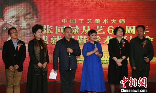 张旭等珐琅张传承人在活动现场发言。 杨清伟 摄 张旭等珐琅张传承人在活动现场发言。 杨清伟 摄
