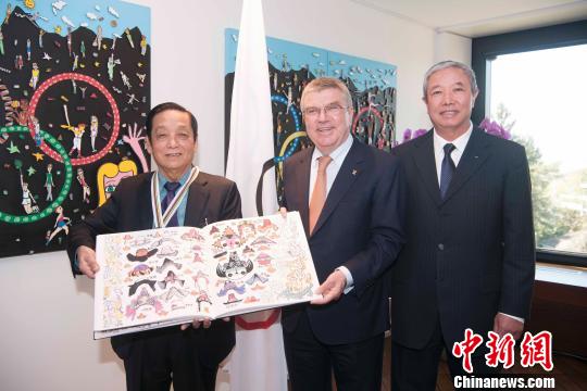 韩美林(左)与国际奥委会主席巴赫(中)、国际奥委会副主席于再清(右)。韩美林艺术基金会供图 韩美林(左)与国际奥委会主席巴赫(中)、国际奥委会副主席于再清(右)。韩美林艺术基金会供图