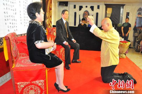 徒弟赵健璞向恩师陈熙凱、师母崔玉梅行叩拜大礼,呈拜师贴 游于戏 摄 徒弟赵健璞向恩师陈熙凱、师母崔玉梅行叩拜大礼,呈拜师贴 游于戏 摄