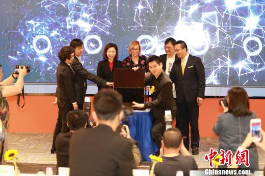 4月26日,第四届“追逐梵高”大赛?东岸全国总决赛暨首届世博艺术季揭幕式在上海举行。世博管理局 供图 4月26日,第四届“追逐梵高”大赛?东岸全国总决赛暨首届世博艺术季揭幕式在上海举行。世博管理局 供图