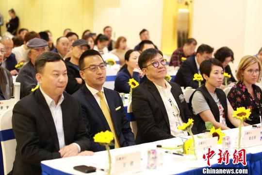 4月26日,第四届“追逐梵高”大赛·东岸全国总决赛暨首届世博艺术季揭幕式在上海举行。世博管理局 供图 4月26日,第四届“追逐梵高”大赛?东岸全国总决赛暨首届世博艺术季揭幕式在上海举行。世博管理局 供图