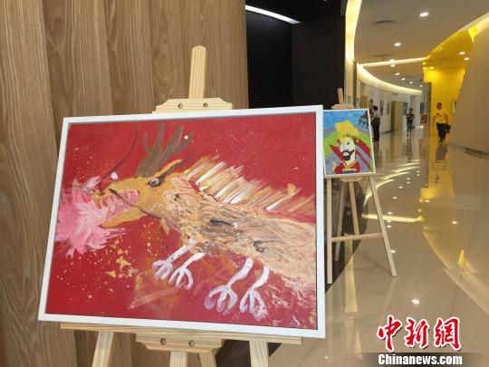 4月26日,第四届“追逐梵高”大赛·东岸全国总决赛暨首届世博艺术季揭幕式在上海举行。 郑莹莹 摄 4月26日,第四届“追逐梵高”大赛·东岸全国总决赛暨首届世博艺术季揭幕式在上海举行。 郑莹莹 摄