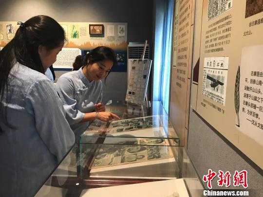 展览展出近200张图片及100多件实物展品 索有为 摄 展览展出近200张图片及100多件实物展品 索有为 摄