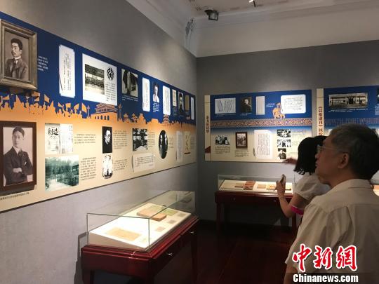 《鲁迅·徐志摩——呐喊与歌唱的人生》开展 索有为 摄 《鲁迅·徐志摩——呐喊与歌唱的人生》开展 索有为 摄
