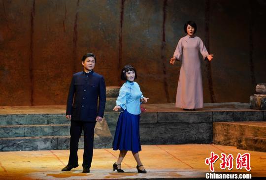 饰演子君的女高音歌唱家王莹(前排右)和饰演涓生的男高音歌唱家王传越 杜洋 摄 饰演子君的女高音歌唱家王莹(前排右)和饰演涓生的男高音歌唱家王传越 杜洋 摄