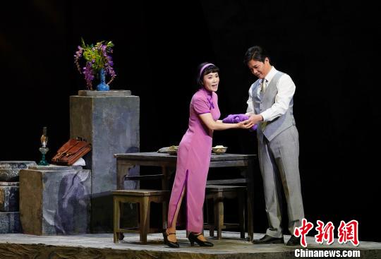 饰演子君的女高音歌唱家王莹和饰演涓生的男高音歌唱家王传越 杜洋 摄 饰演子君的女高音歌唱家王莹和饰演涓生的男高音歌唱家王传越 杜洋 摄