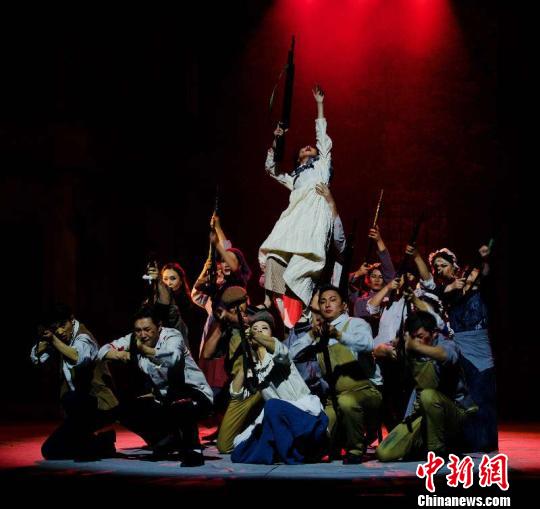 图为话剧《信仰的力量》中战斗的场景。 阿岩 摄 图为话剧《信仰的力量》中战斗的场景。 阿岩 摄