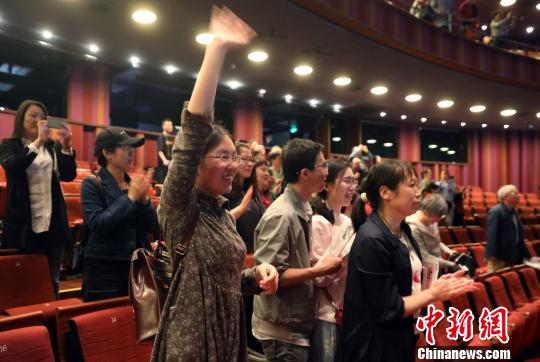 福建省芳华越剧团尹派大戏《柳永》在北京国家大剧院上演,受到观众的好评。 高尚 摄 福建省芳华越剧团尹派大戏《柳永》在北京国家大剧院上演,受到观众的好评。 高尚 摄