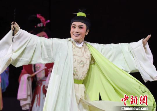 《柳永》曾获第十届中国艺术节文华剧目奖,而主演王君安更是凭借该剧荣膺上海白玉兰戏剧奖和中国戏剧梅花奖。 高尚 摄 《柳永》曾获第十届中国艺术节文华剧目奖,而主演王君安更是凭借该剧荣膺上海白玉兰戏剧奖和中国戏剧梅花奖。 高尚 摄