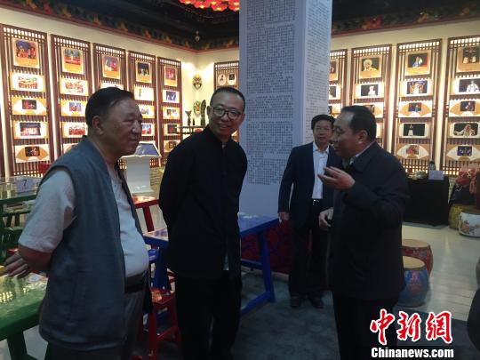 中国文联副主席、中国民间文艺家协会主席潘鲁生参观山西工美集团。主办方提供 中国文联副主席、中国民间文艺家协会主席潘鲁生参观山西工美集团。主办方提供