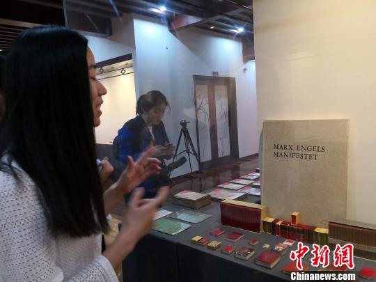 最大版、最小版的《共产党宣言》引人注目。 陈静 摄 最大版、最小版的《共产党宣言》引人注目。 陈静 摄