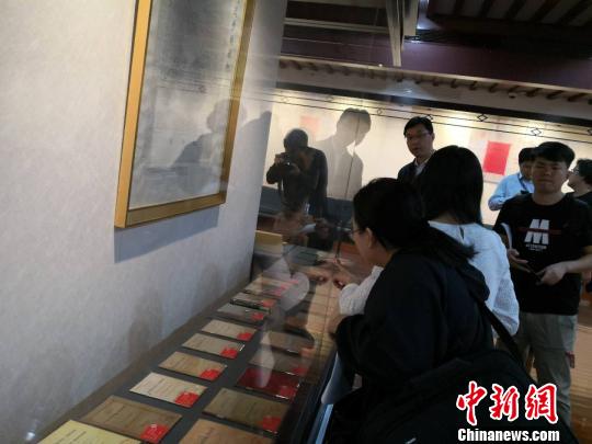 全球2200种中外版《共产党宣言》上海首展”吸引众多游客 陈静 摄 全球2200种中外版《共产党宣言》上海首展”吸引众多游客 陈静 摄