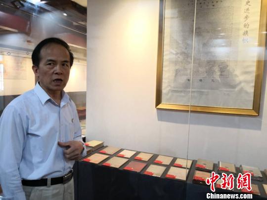 范强鸣精心制作的《共产党宣言》“字画”。 陈静 摄 范强鸣精心制作的《共产党宣言》“字画”。 陈静 摄