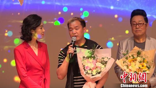 导演崔守杰(图中)说,他们更多地是把《天下父母》当成一种孝道传承的态度在传递。 康玉湛 摄 导演崔守杰(图中)说,他们更多地是把《天下父母》当成一种孝道传承的态度在传递。 康玉湛 摄