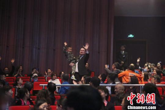 图为爱尔兰经典踢踏舞剧《命运之舞》演出现场,演员和观众互动。 张海雯 摄 图为爱尔兰经典踢踏舞剧《命运之舞》演出现场,演员和观众互动。 张海雯 摄