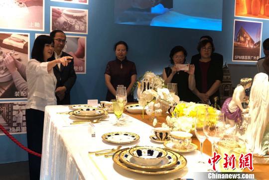 任万平(左三)等嘉宾在观展。 陈悦 摄 任万平(左三)等嘉宾在观展。 陈悦 摄