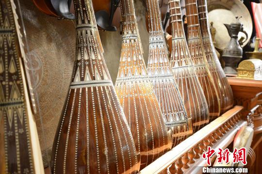 要做成一件满意的作品,每一个步骤都要小心翼翼,其中木料的拼接比雕花还重要,一不小心就会影响乐器的音色。 勉征 摄 要做成一件满意的作品,每一个步骤都要小心翼翼,其中木料的拼接比雕花还重要,一不小心就会影响乐器的音色。 勉征 摄