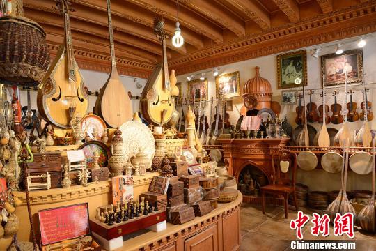 店内摆放着多种手工制作乐器。 勉征 摄 店内摆放着多种手工制作乐器。 勉征 摄
