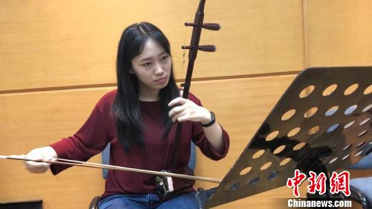 王渊麟练习演奏技巧,这是她的日常训练之一。 吕盛楠 摄 王渊麟练习演奏技巧,这是她的日常训练之一。 吕盛楠 摄