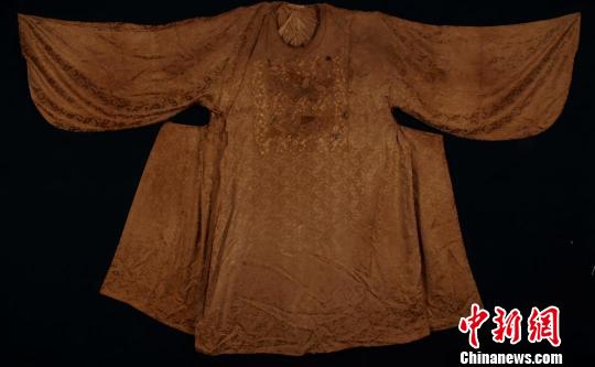 图为明八宝花缎孔雀补服。 钟欣 摄 图为明八宝花缎孔雀补服。 钟欣 摄