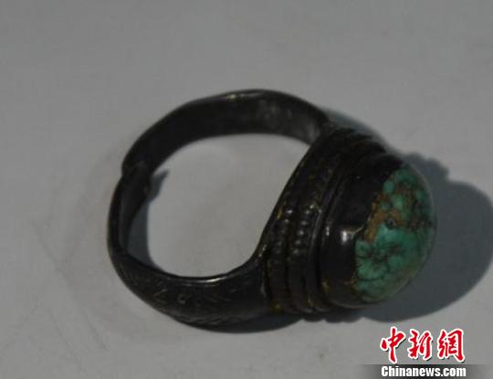 图为明镶绿松石戒指。 钟欣 摄 图为明镶绿松石戒指。 钟欣 摄