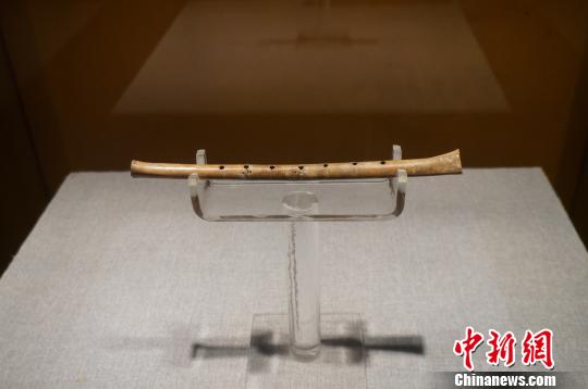 图为贾湖遗址出土的七孔骨笛,被誉为“中华第一笛”,现藏于河南博物院。 韩章云 摄 图为贾湖遗址出土的七孔骨笛,被誉为“中华第一笛”,现藏于河南博物院。 韩章云 摄
