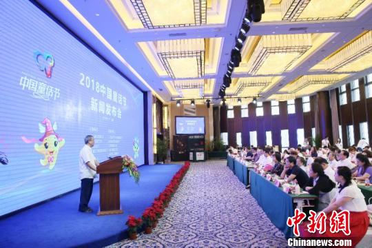 中国儿童文学研究会会长、中国童话节筹备组委员会主任庄正华致辞。主办方供图 中国儿童文学研究会会长、中国童话节筹备组委员会主任庄正华致辞。主办方供图