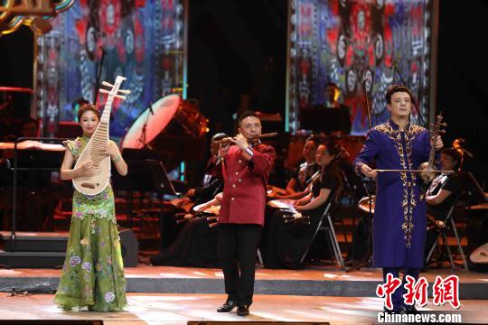 五色风乐团表演《瑶族舞曲》。 谭晓静 摄 五色风乐团表演《瑶族舞曲》。 谭晓静 摄