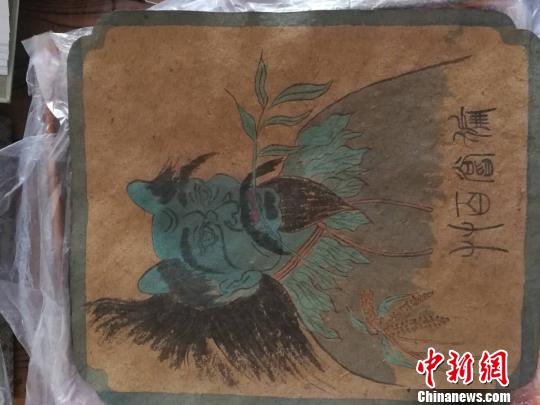 8幅壁画内容以水墨画的形式绘制在较为粗糙且略微发黄的长方形草纸上,其边缘用蓝色颜料勾画出在绘画上称为“开光”的边框。 李吉毅 摄 8幅壁画内容以水墨画的形式绘制在较为粗糙且略微发黄的长方形草纸上,其边缘用蓝色颜料勾画出在绘画上称为“开光”的边框。 李吉毅 摄