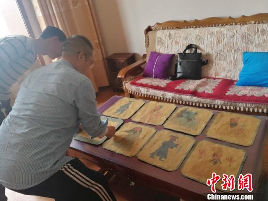 王永忠正在介绍8幅壁画蓝本底稿。 李吉毅 摄 王永忠正在介绍8幅壁画蓝本底稿。 李吉毅 摄