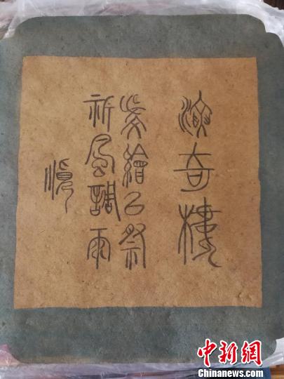 8幅壁画蓝本底稿中,其中写有的“演奇楼敬绘之祭祈风调雨顺”字样。 李吉毅 摄 8幅壁画蓝本底稿中,其中写有的“演奇楼敬绘之祭祈风调雨顺”字样。 李吉毅 摄