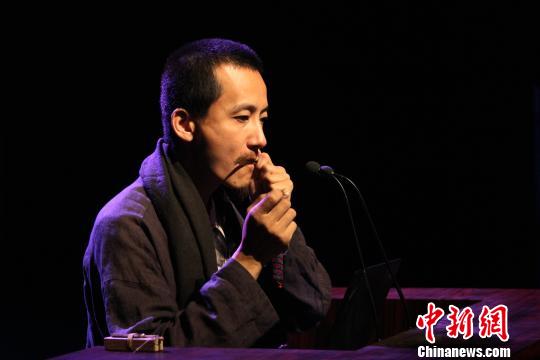 口弦琴演奏自然艺术家陈志鹏示范演奏乐器。 田进 摄 口弦琴演奏自然艺术家陈志鹏示范演奏乐器。 田进 摄