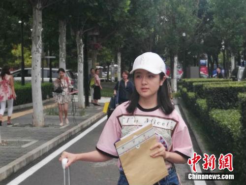 “明星新生”李兰迪现身中戏校园。<a target= 点击进入下一页