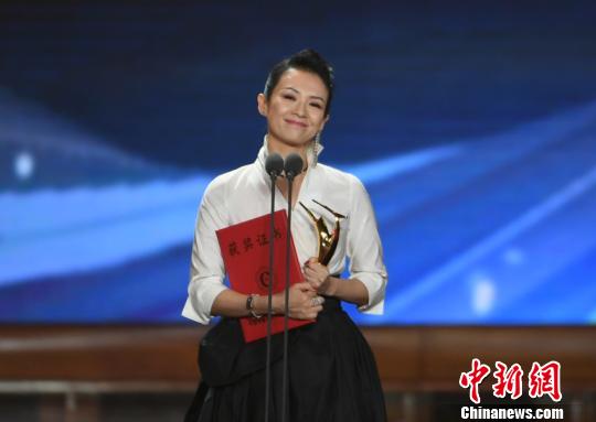 最佳青年女主角奖由章子怡夺得 张瑶 摄