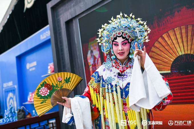 图片包含 人员, 色彩绚丽的, 建筑物, 户外  描述已自动生成